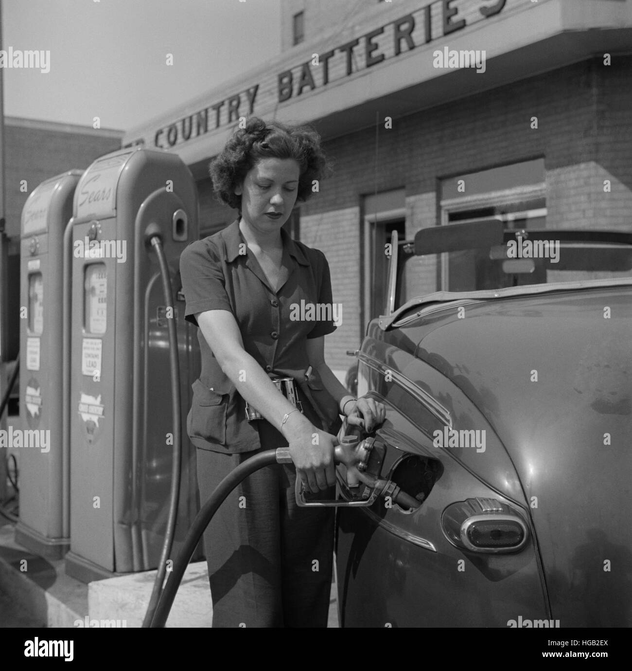 June 1943 - Woman working at a gas station in Louisville, Kentucky. Stock Photo