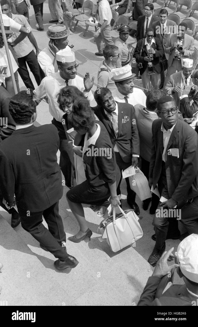Sammy Davis, Jr., waving to people during the March on Washington, 1963. Stock Photo