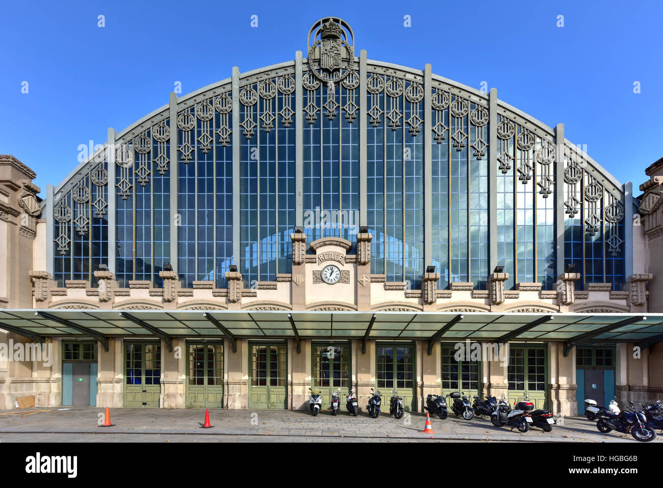 barcelona-spain-november-27-2016-estacion-de-francia-is-a-major-railway-HGBG6B.jpg