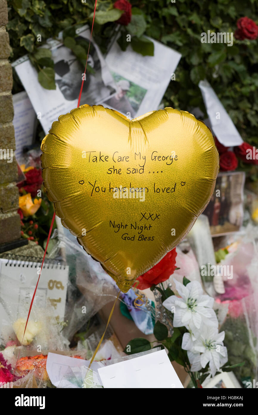 Tributes to the late George Michael at his home in goring on thames Stock Photo