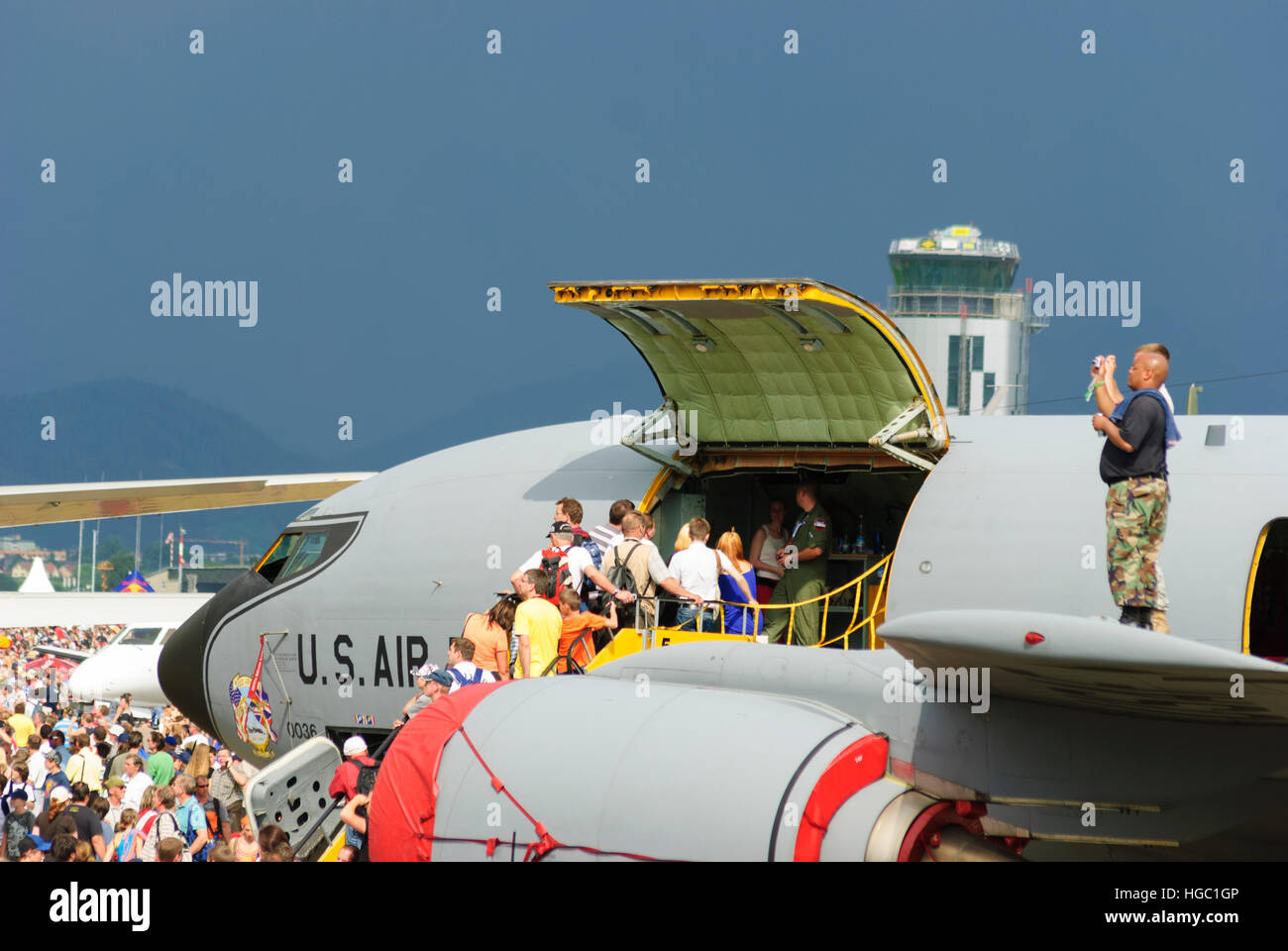 Zeltweg: Airshow Air Power 09; Visitors visit standing aircraft, Murtal, Steiermark, Styria, Austria Stock Photo