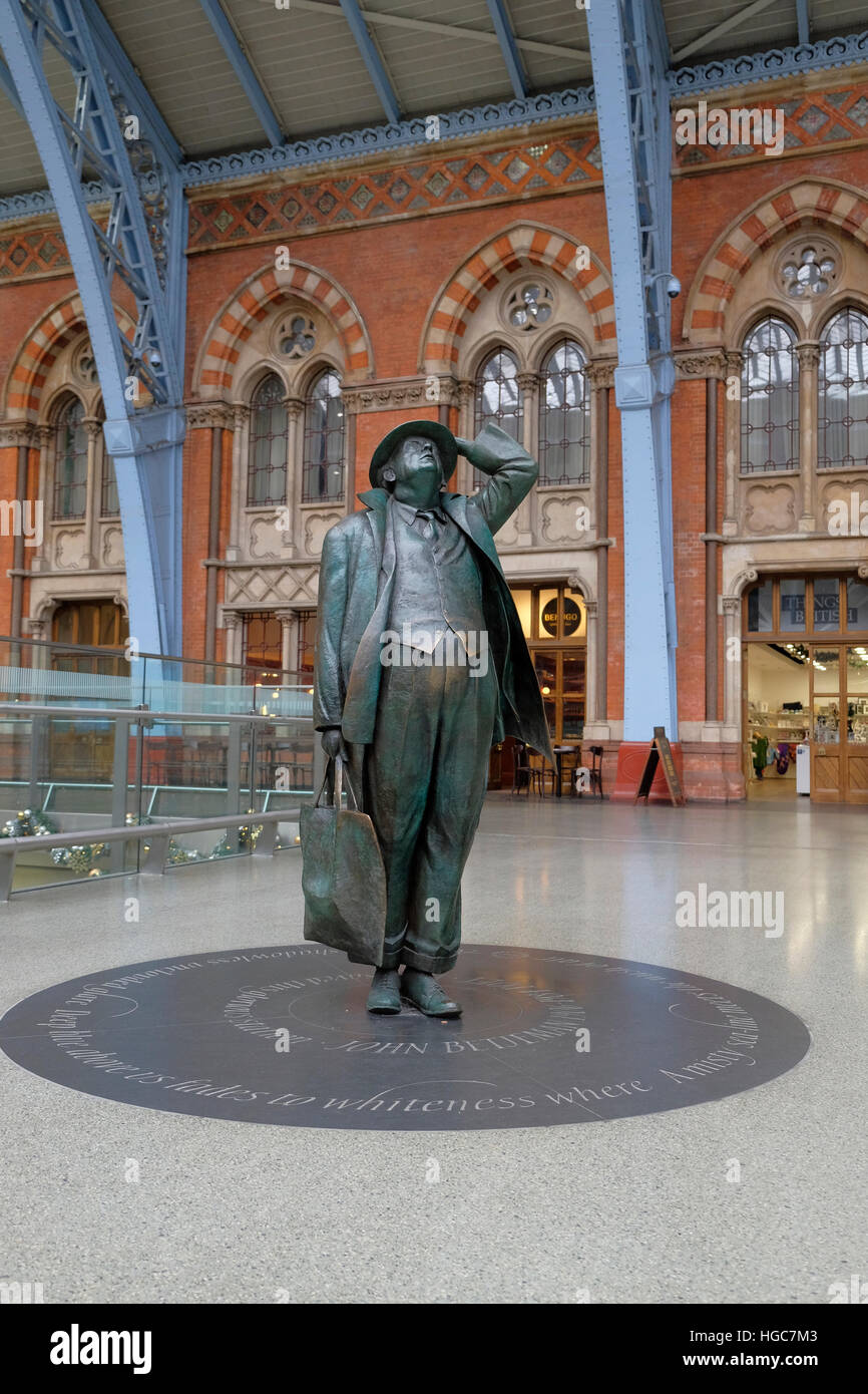 The Sir John Betjeman statue by Martin Jennings at St Pancras International Station, London, UK. Stock Photo