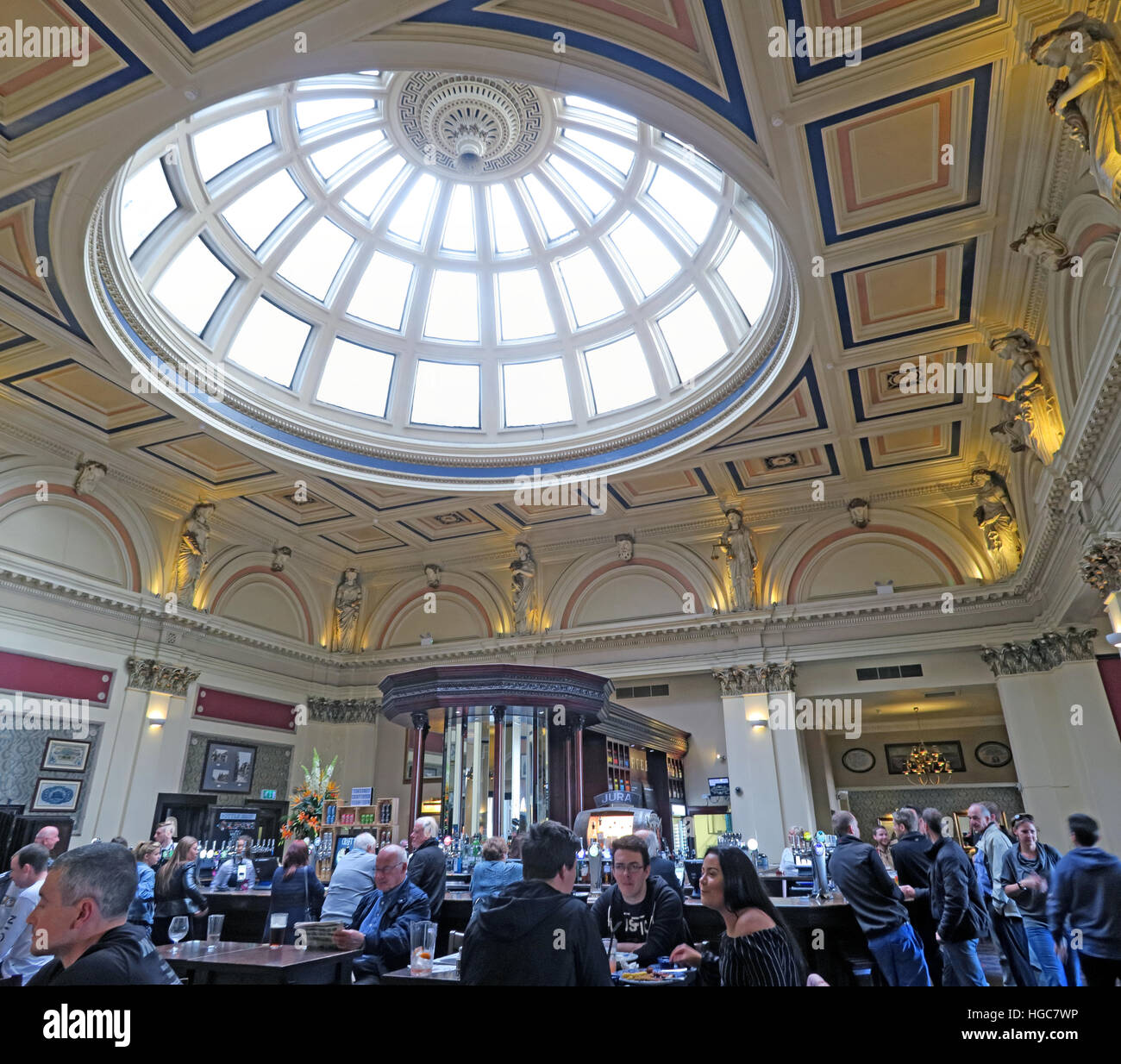 An old grand Victorian bank building - The Counting House Wetherspoon Pub, 2 St Vincent Place, Glasgow, Scotland, UK, G1 2DH Stock Photo