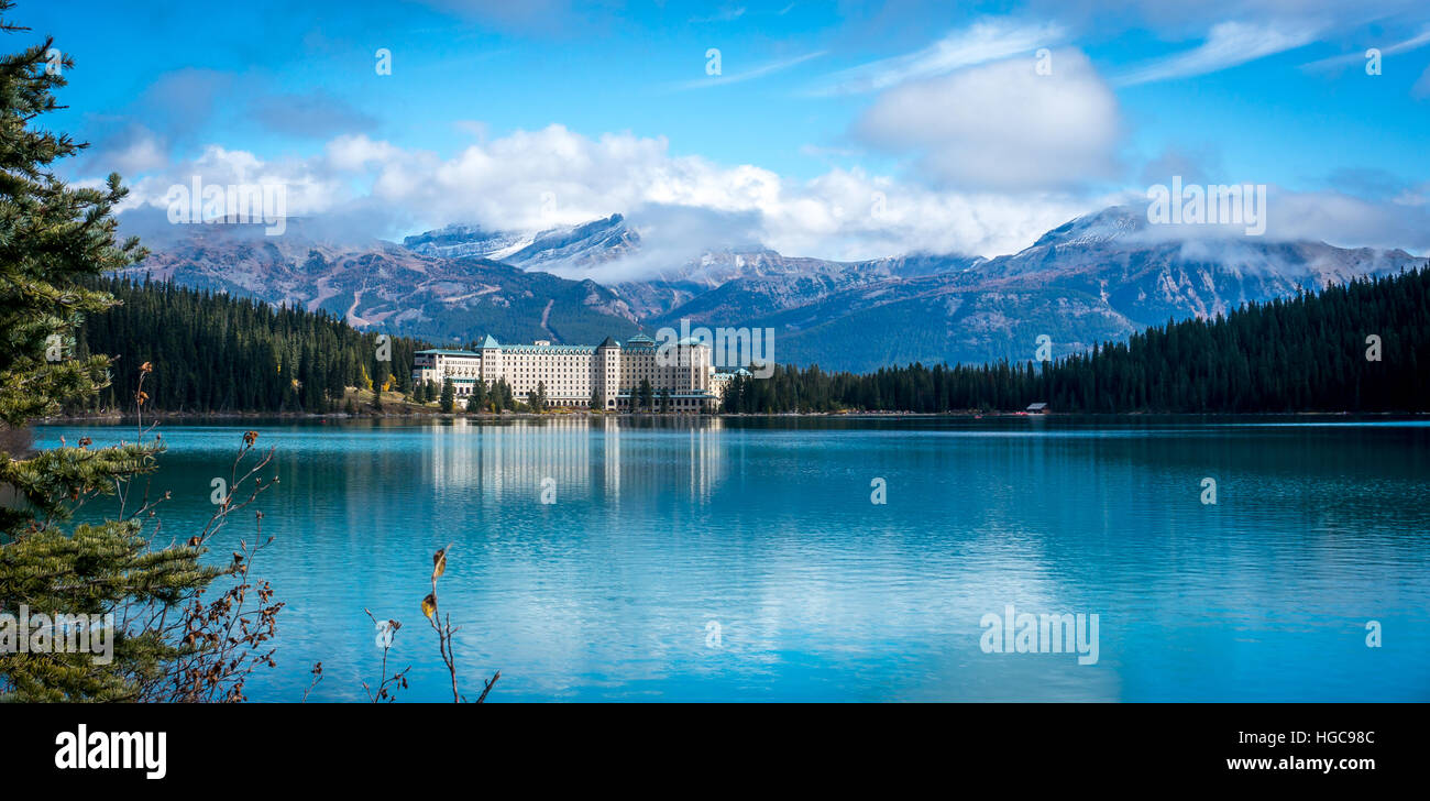 The Fairmont Château Lake Louise Stock Photo - Alamy