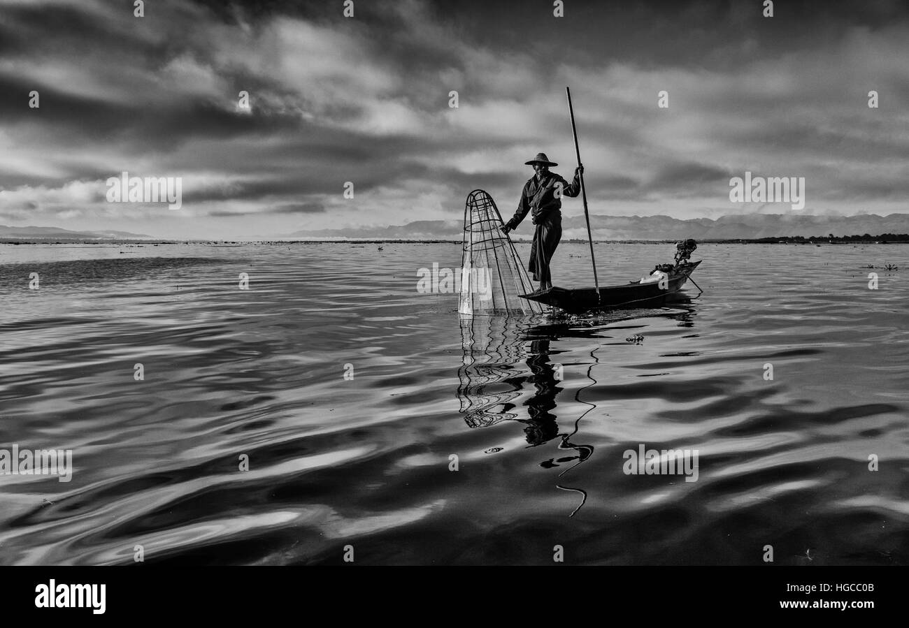 Inle lake fishermen net Black and White Stock Photos & Images - Alamy