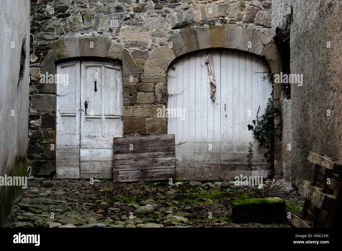 Dead end alley with 2 old white doors in Beaulieu-sur-Dordogne Stock Photo