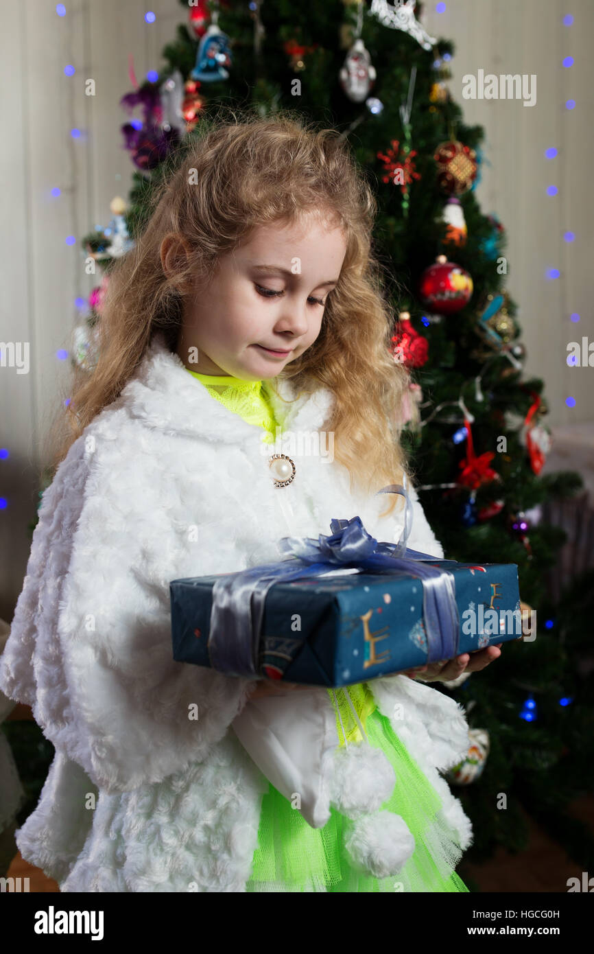 Happy little smiling girl with christmas gift box Stock Photo - Alamy
