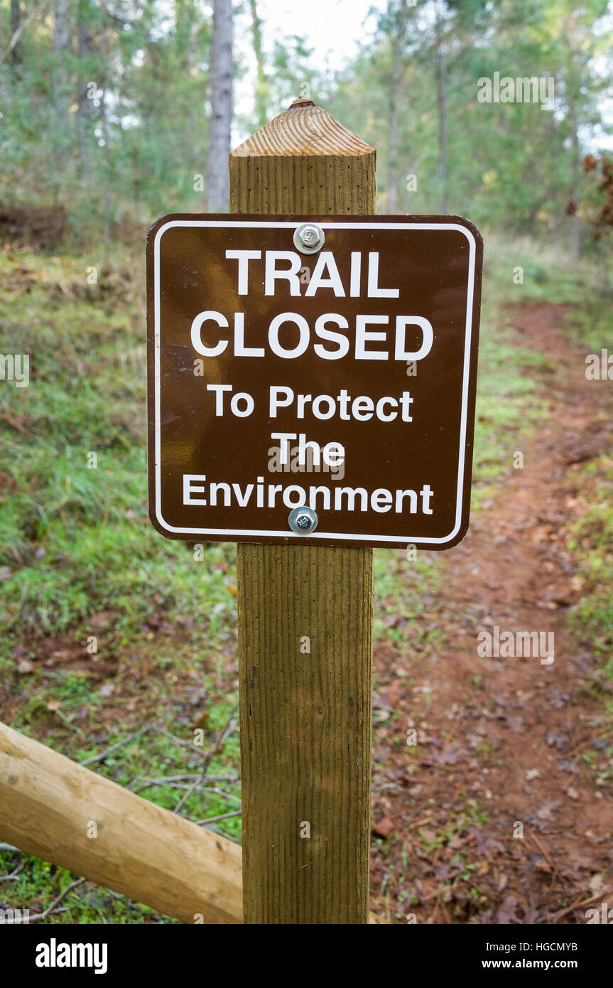 Trail closed to protect the environment sign Stock Photo Alamy