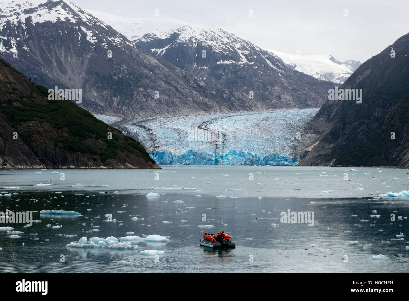 Safari Endeavour cruise passengers in an inflatable boat in front of South Sawyer Glacier calves into the Endicott Arm fjord of Tracy Arm in Fords Ter Stock Photo