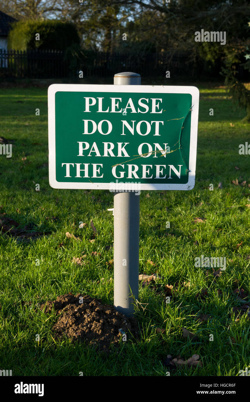 Sign saying please do not park on the green Stock Photo Alamy