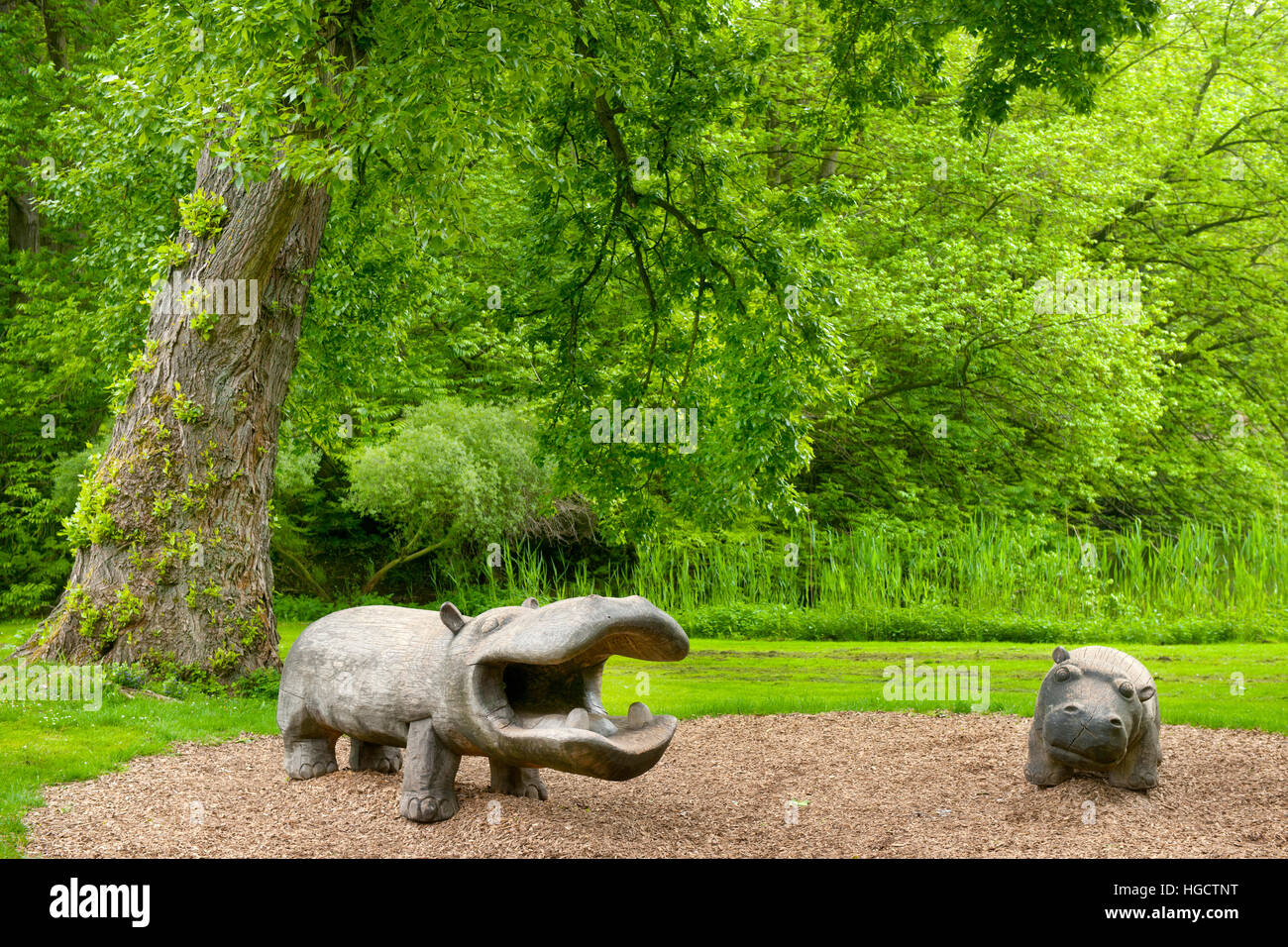 Deutschland, Dortmund, Westfalenpark, Nilpferdskulptur aus Holz Stock Photo