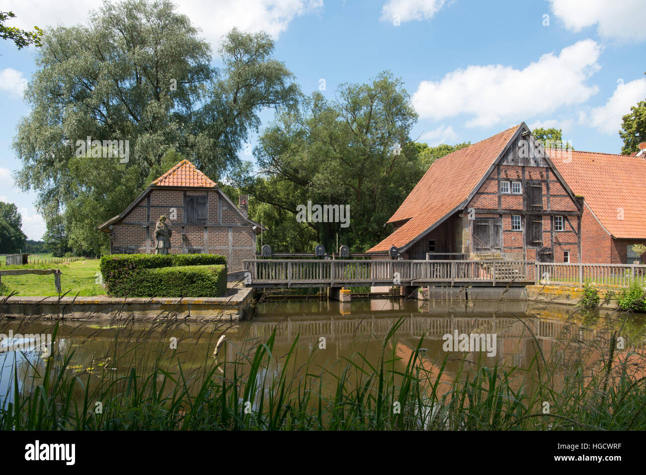 Deutschland, Nordrhein-Westfalen, Kreis Borken, Heek-Nienborg, erstmals 1368 erwähnte ehemalige fürstbischöfliche Wassermühle an der Dinkel Stock Photo