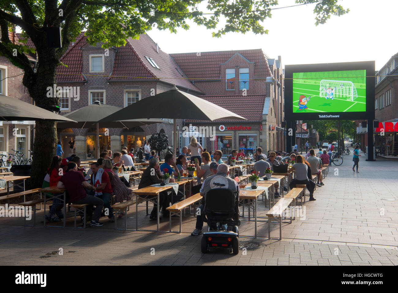 Deutschland, Nordrhein-Westfalen, Kreis Borken, Ahaus, Fussgängerzone Marktstrasse, Public viewing Stock Photo