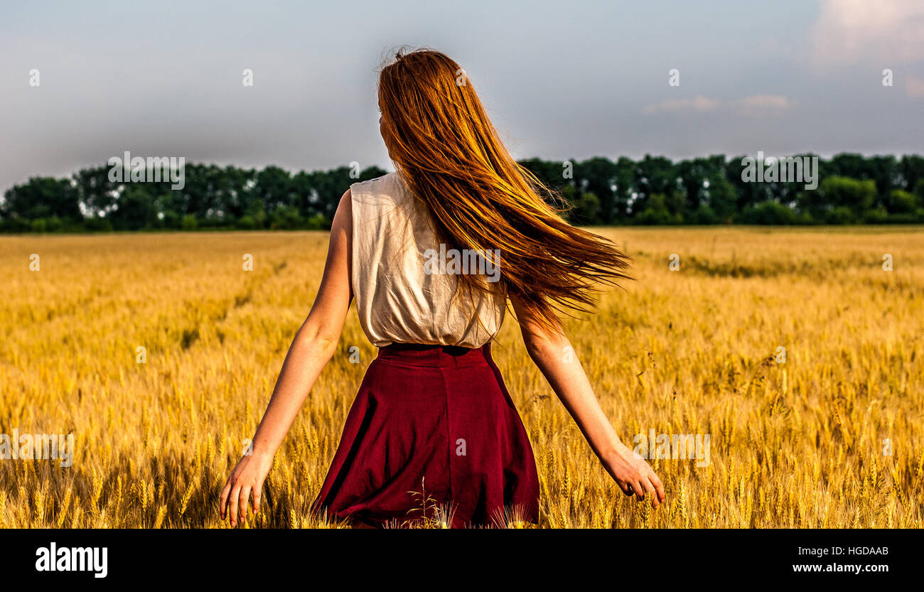 Woman in a field of wheat hi-res stock photography and images - Alamy