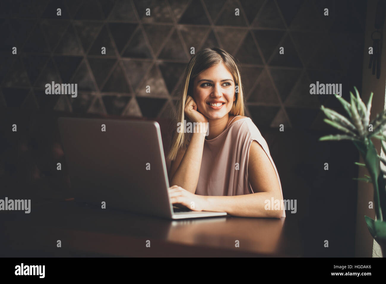 Pretty young woman working on laptop in the cafe Stock Photo - Alamy