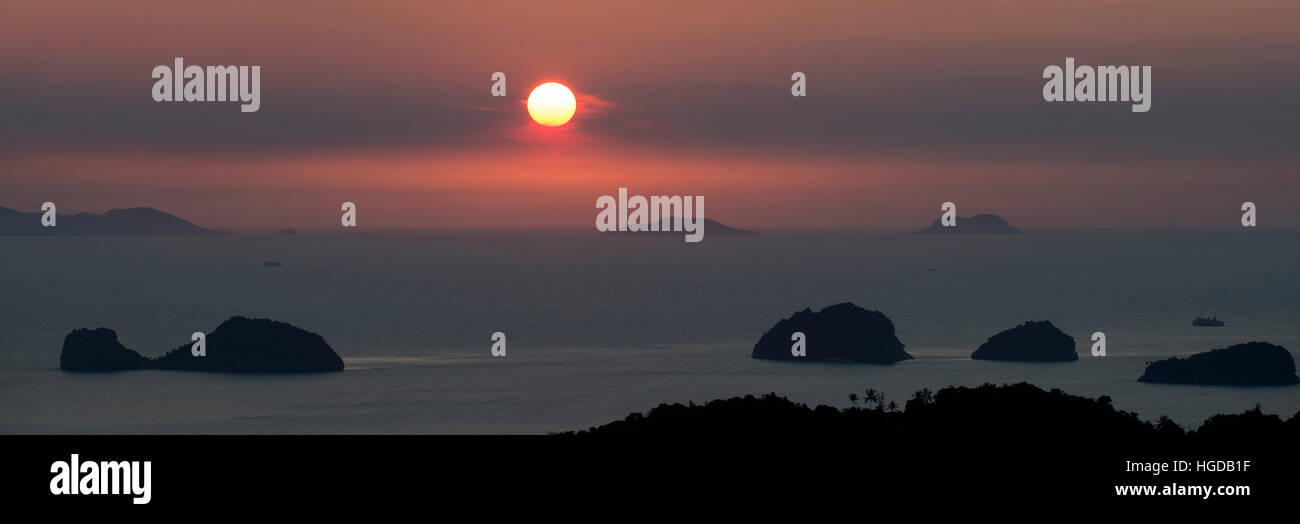 Thailand, View of koh Maeleng, Pong, Maethap, Chet Mon and Din, Surat Thani province, from koh Samui in the evening Stock Photo