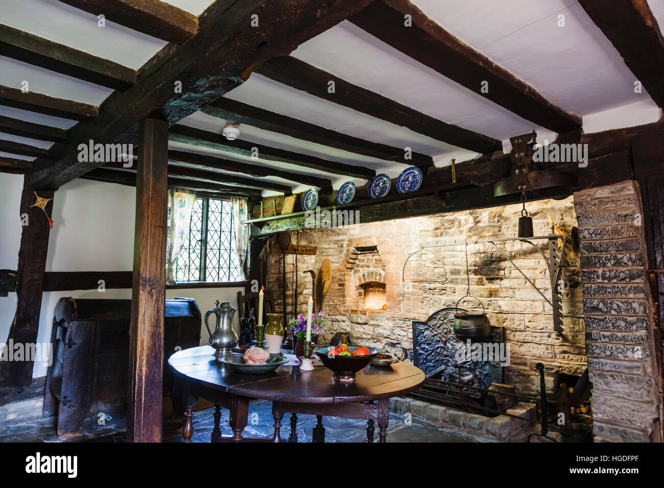 England, Warwickshire, Cotswolds, Stratford-Upon-Avon, Anne Hathaway's Cottage, Dining Room Stock Photo