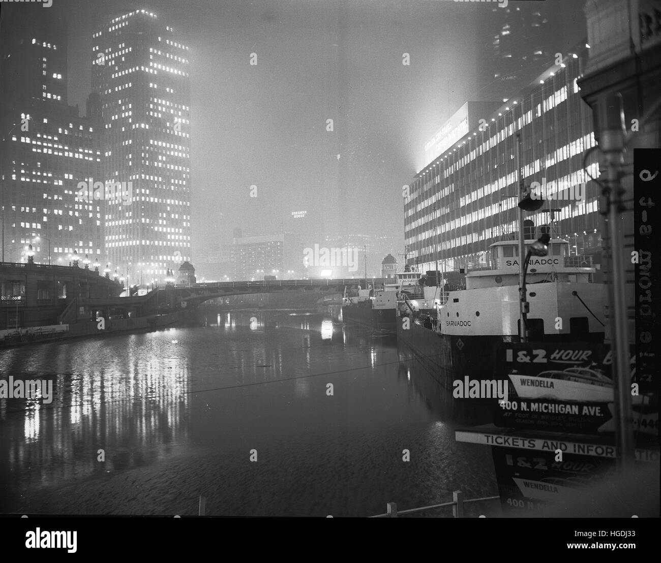Great Lakes freighters Sarniadoc and Calgadoc moored outside the Sun Times building as fog envelops the Chicago River in spring of 1965. Stock Photo