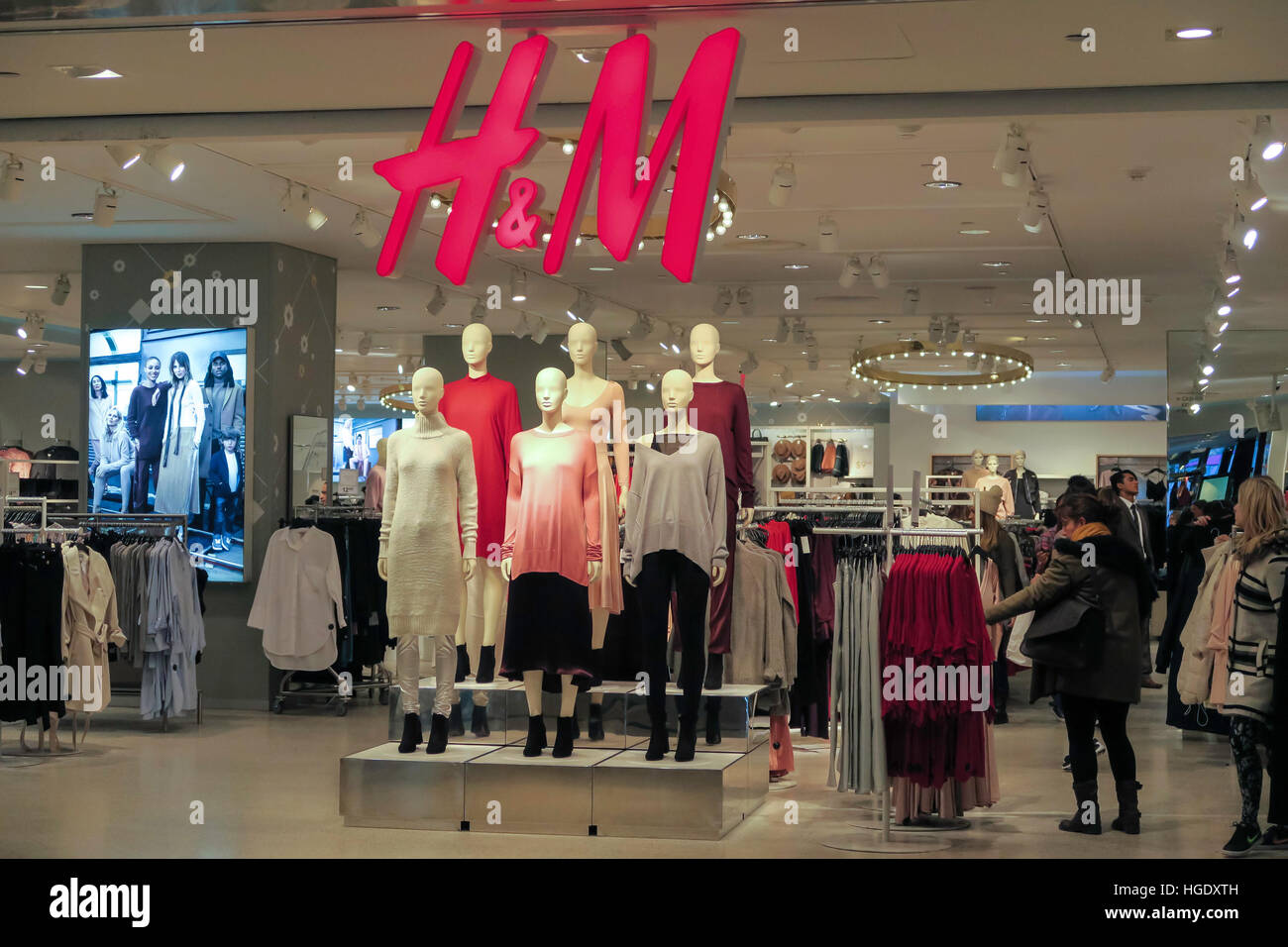 H&M Clothing Store Interior in Time Warner Center, NYC, USA Stock Photo -  Alamy