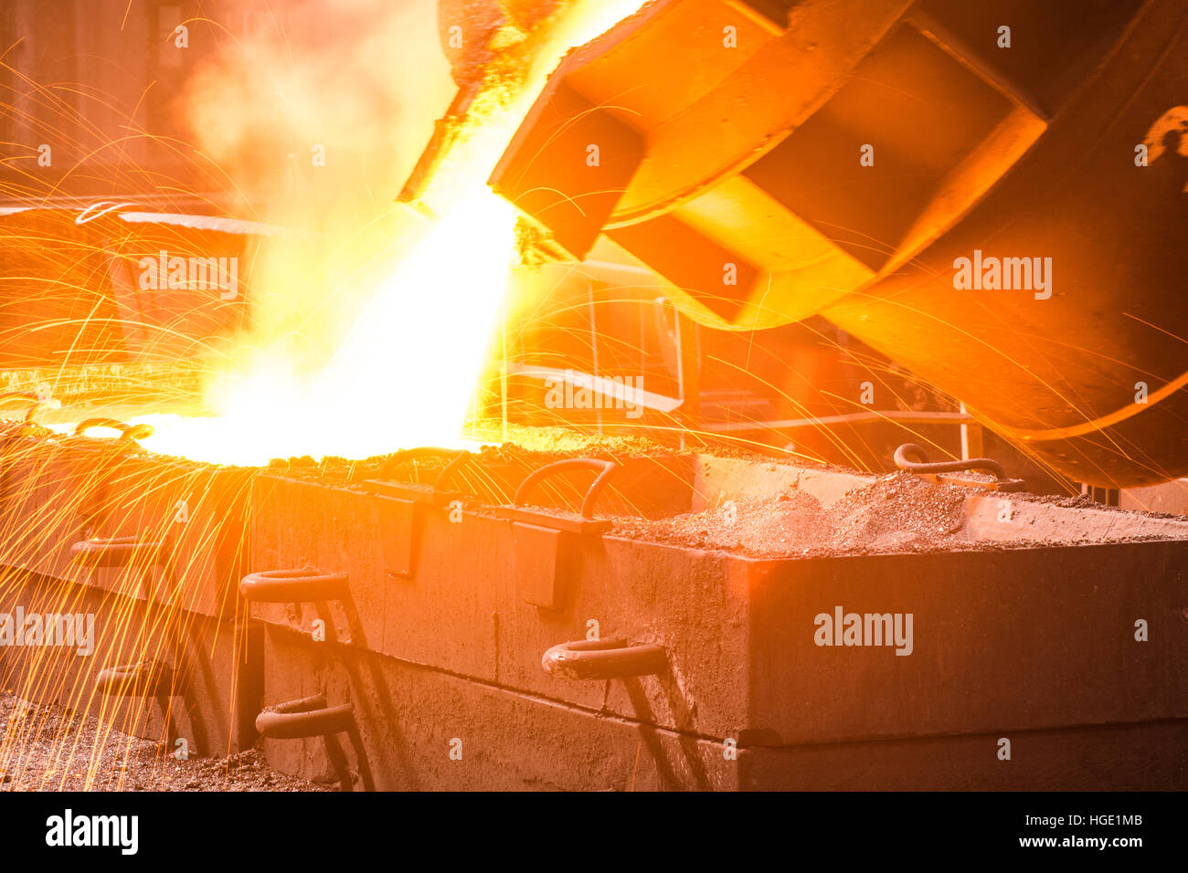 Добывающие предприятия. Горнодобывающая компания. Компании по добыче металла. Черногорский горно-обогатительный комбинат. Выплавка стали в индийских цехах.