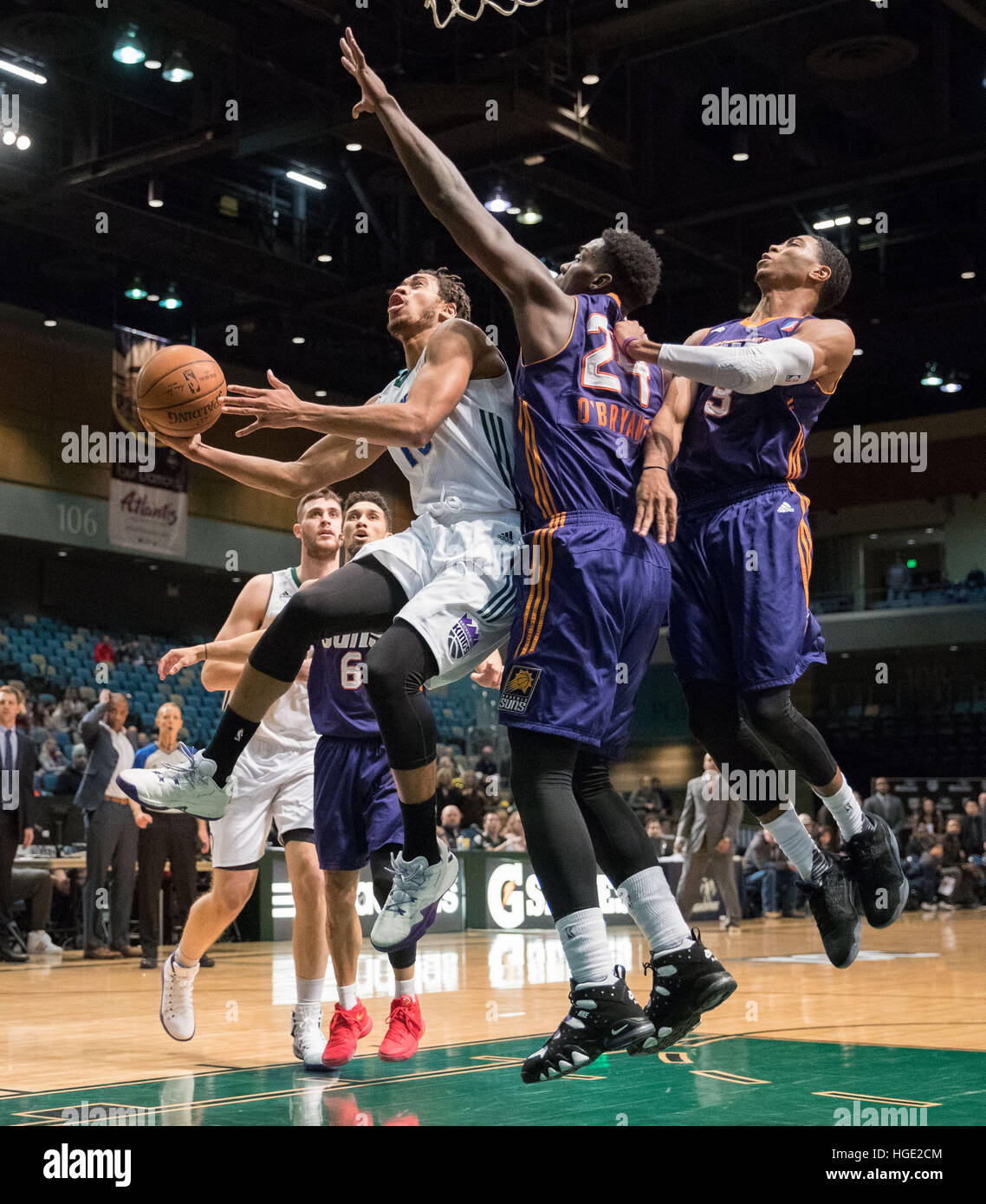 Reno, Nevada, USA. 7th Jan, 2017. Reno Bighorn Guard ISAIAH COUSINS (10) elevates to the hoop