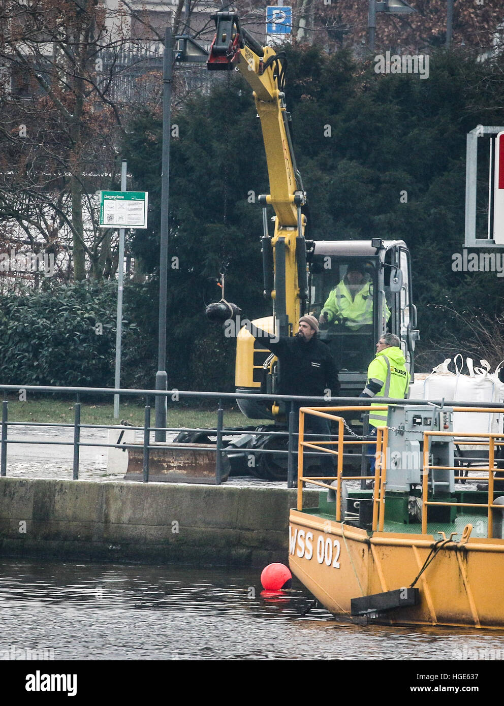 Frankfurt, Germany. 08th Jan, 2017. An excavator lifting a bomb during ...