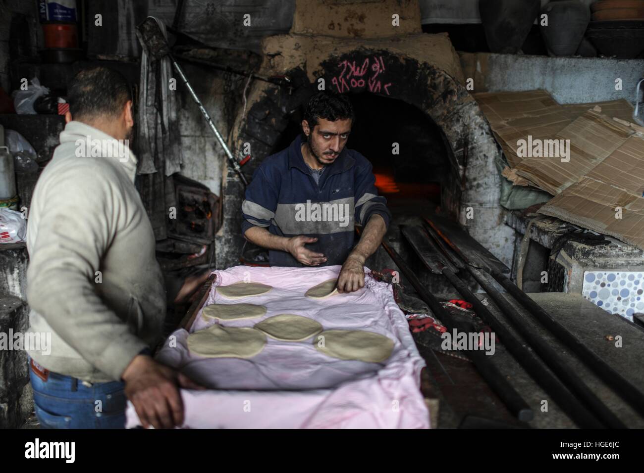 Gaza. 3rd Jan, 2017. A man bakes bread in front of a traditional wood-fired oven at a local bakery in Gaza City, on Jan. 3, 2017. Due to the worsening crisis of power outages and shortage of cooking gas, Palestinian families start to head to the traditional oven to bake bread and cook certain foods. © Wissam Nassar/Xinhua/Alamy Live News Stock Photo