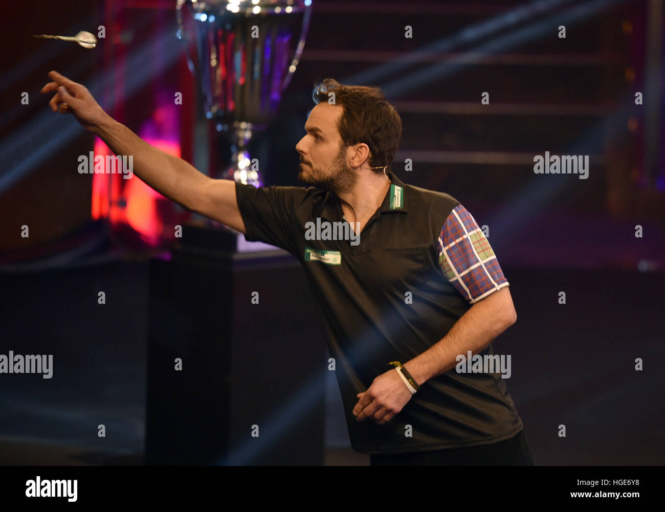 Chef Steffen Henssler in action during the 'Promi-Darts-WM' event in  Duesseldorf, Germany, 07 January 2017. Photo: Caroline Seidel/dpa Stock  Photo - Alamy