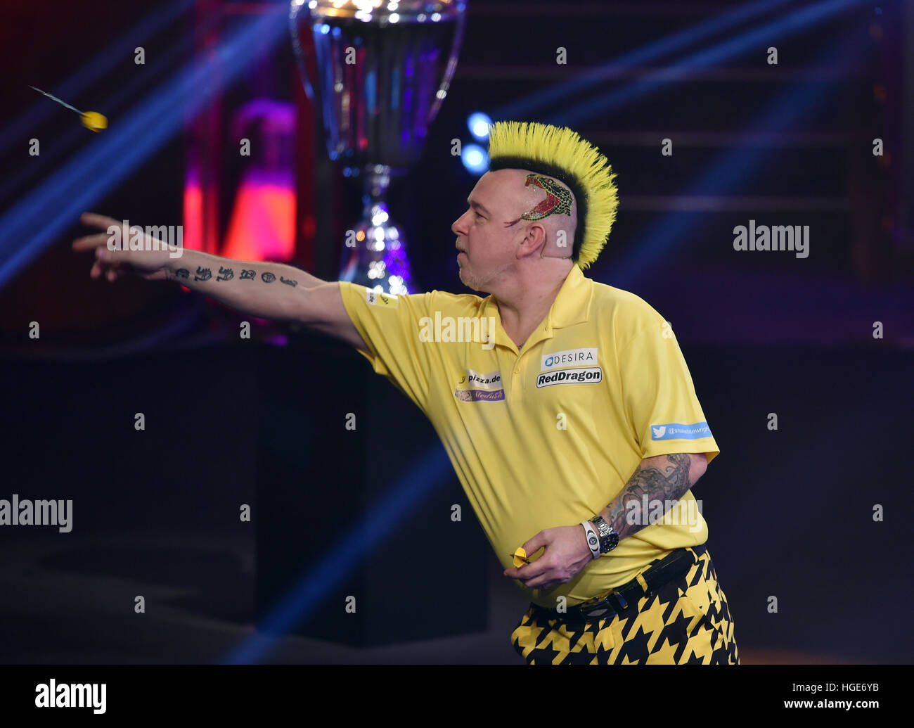 Scottish darts pro Peter Wright in action during the 'Promi-Darts-WM' event  in Duesseldorf, Germany, 07 January 2017. Photo: Caroline Seidel/dpa Stock  Photo - Alamy