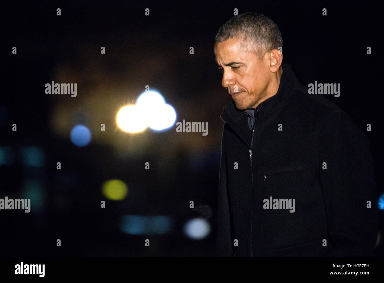 Washington, DC, USA. 07th Jan, 2017. US President Barack Obama exits Marine One on the South Lawn of the White House in Washington, DC, USA, 07 January 2017. President Obama was on an evening trip to Florida to attend a wedding. Credit: Shawn Thew/Pool via CNP - NO WIRE SERVICE- Photo: Shawn Thew/Consolidated/dpa/Alamy Live News Stock Photo
