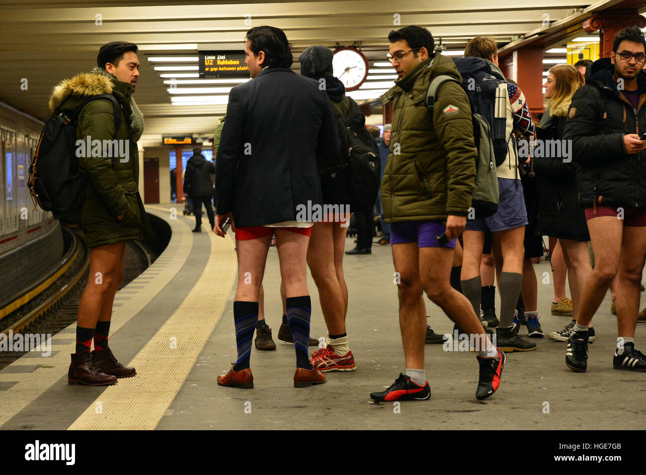 Флешмоб "поездка в метро без штанов". Азиатки без штанов. Ходить без штанов. День без штанов. No pants subway ride москва.