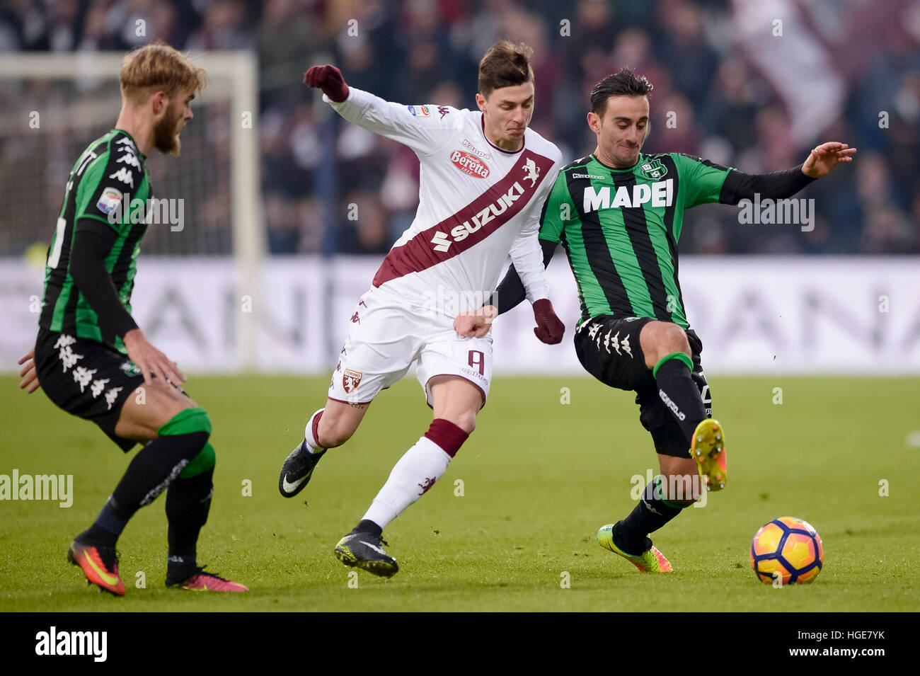 Reggio nell'Emilia, Italy. 8th Jan, 2017. Daniele Baselli of Torino FC and Alberto Aquilani (right) of US Sassuolo compete for the ball during the Serie A football match between US Sassuolo and Torino FC. The final result of the match is 0-0. © Nicolò Campo/Alamy Live News Stock Photo