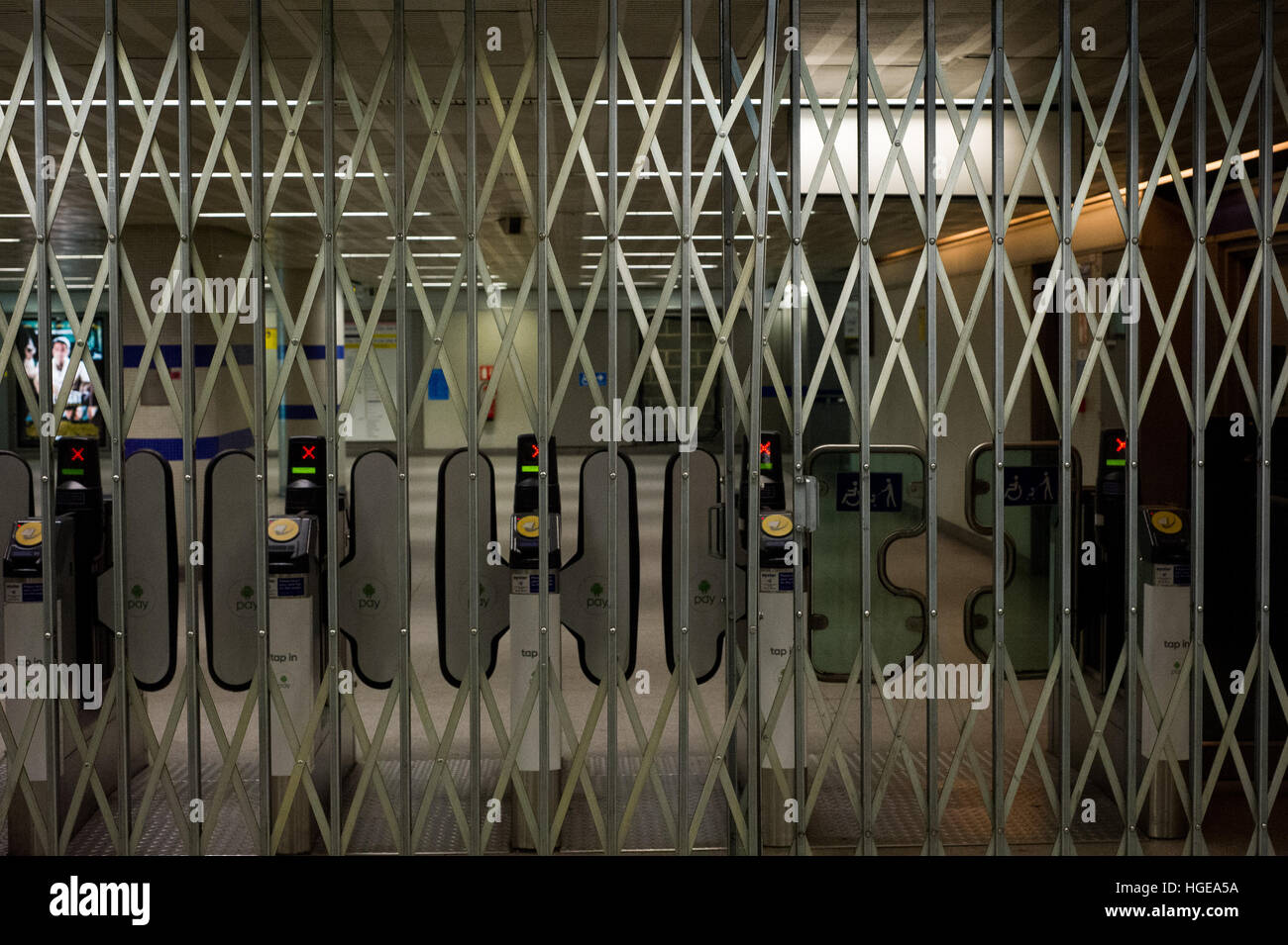 London, England, UK. 8th January 2017. Closed London under ground station with barriers. 24 hour strike on the London Underground started at 6pm. Transport for London (TFL) has advised that there will be a reduced service running during the strike. Closed station. Andrew Steven Graham/Alamy Live News Stock Photo