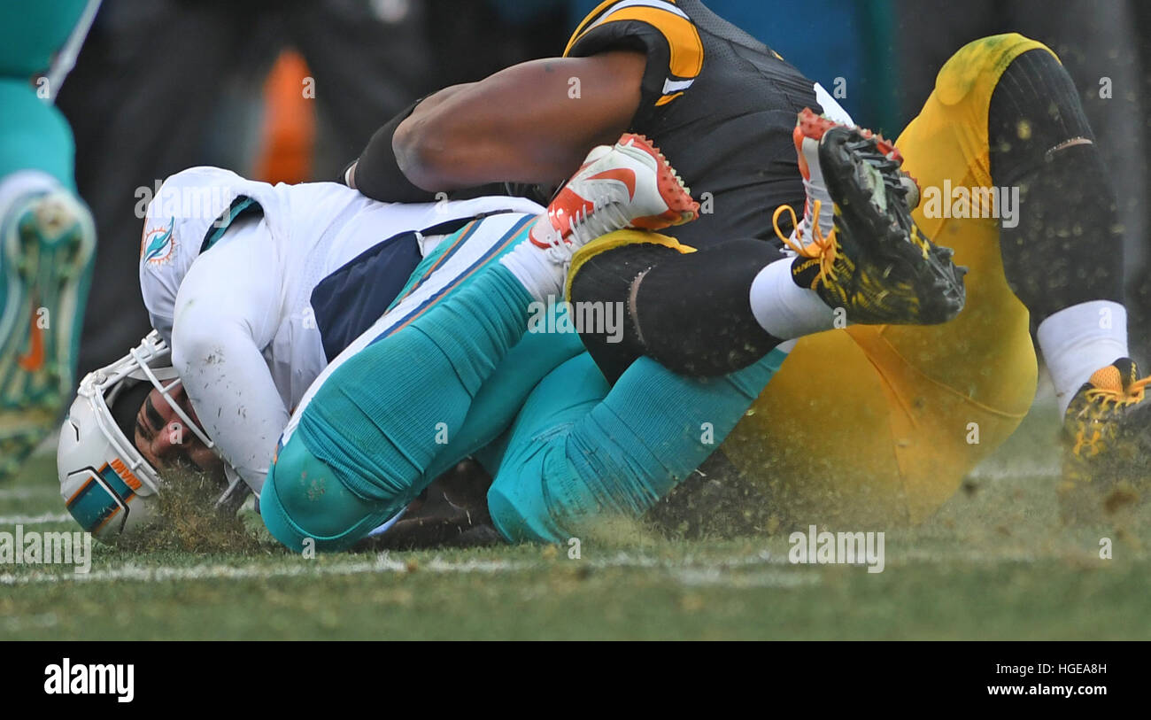 Pittsburgh, PA, USA. 8th Jan, 2017. Miami Dolphins quarterback Matt Moore (8) gets hit by Pittsburgh Steelers outside linebacker James Harrison (92) and fumbles late in the first half. Miami Dolphins vs. Pittsburgh Steelers. AFC Wild Card Game, Heinz Field. Pittsburgh, PA. 1/8/17. Staff Photographer Jim Rassol © Sun-Sentinel/ZUMA Wire/Alamy Live News Stock Photo