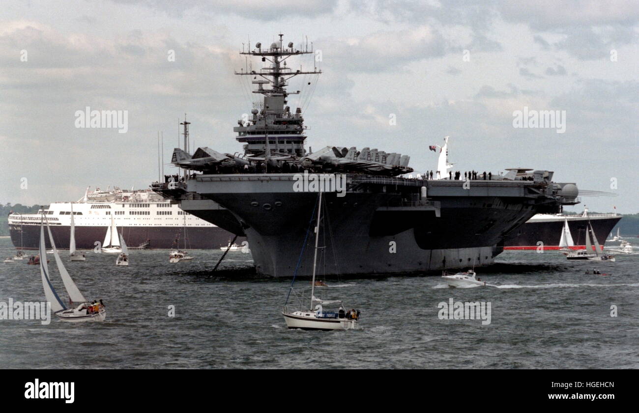 AJAXNETPHOTO. 5TH JUNE, 1994. SPITHEAD, ENGLAND. - 50TH D-DAY ANNIVERSARY FLEET - THE AMERICAN AIRCRAFT CARRIER USS GEORGE WASHINGTON WAS ONE OF MANY NAVAL VESSELS ON REVIEW AND HOST TO US PRESIDENT BILL CLINTON. PHOTO;JONATHAN EASTLAND/AJAX REF:940506 6 Stock Photo