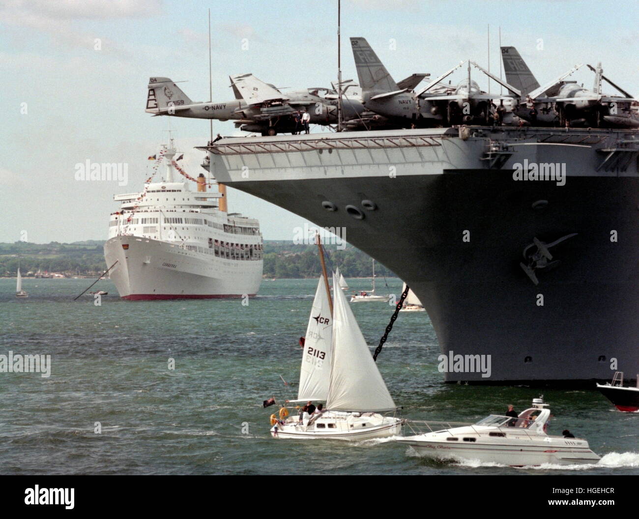 AJAXNETPHOTO. 5TH JUNE, 1994. SPITHEAD, ENGLAND. - 50TH D-DAY ANNIVERSARY FLEET - AIRCRAFT CROWD THE FLIGHT DECK OF AMERICAN CARRIER GEORGE WASHINGTON FOR THE ROYAL REVIEW. PHOTO;JONATHAN EASTLAND/AJAX REF:940506 7 Stock Photo