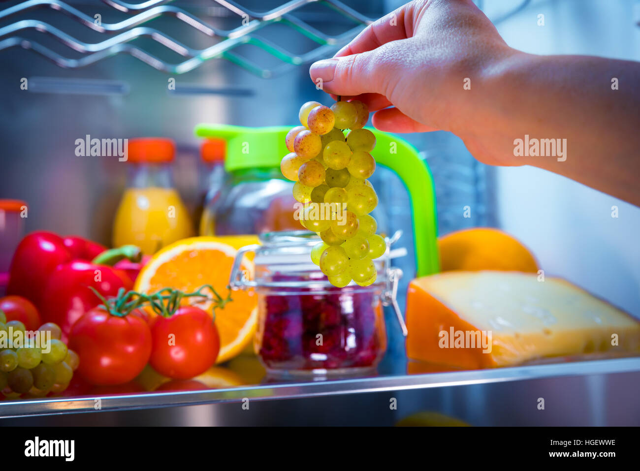 хранение черенков винограда зимой в холодильнике. что нельзя хранить в холодильнике из продуктов. температурный режим перевозки винограда.