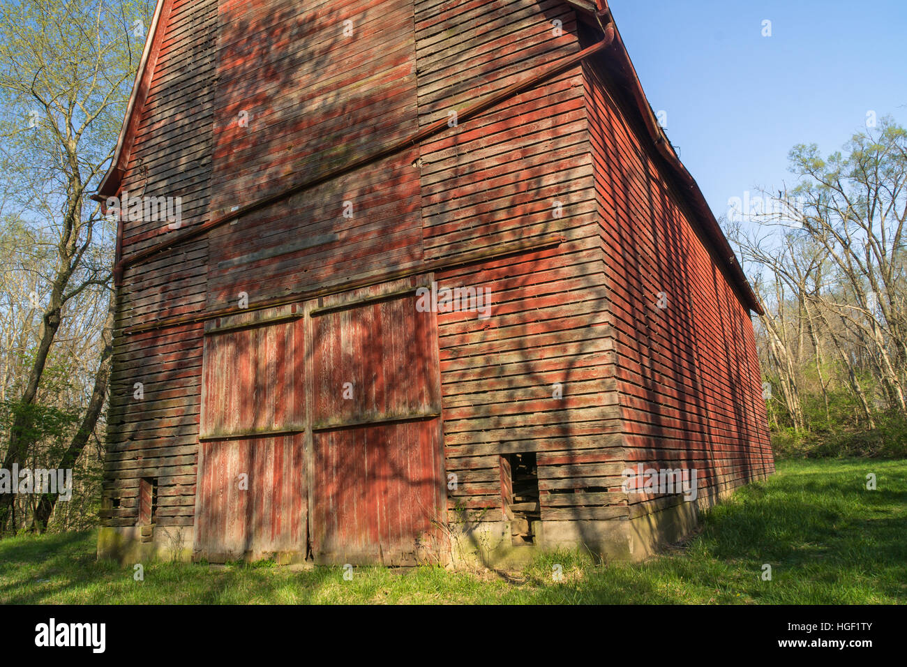 Old rustic red barn in the Illinois woods Stock Photo - Alamy