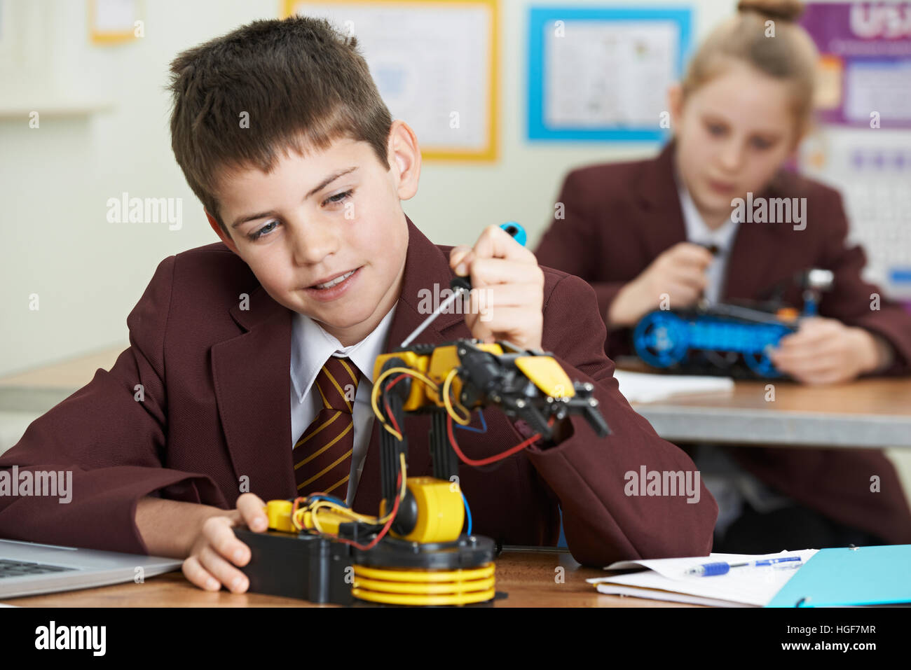 Robots For A Science Lesson Pupils In Science Lesson Studying Robotics Stock Photo - Alamy