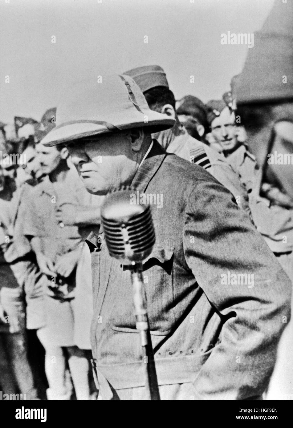 Winston Churchill addresses RAF personnel in North Africa  August 1942 Stock Photo