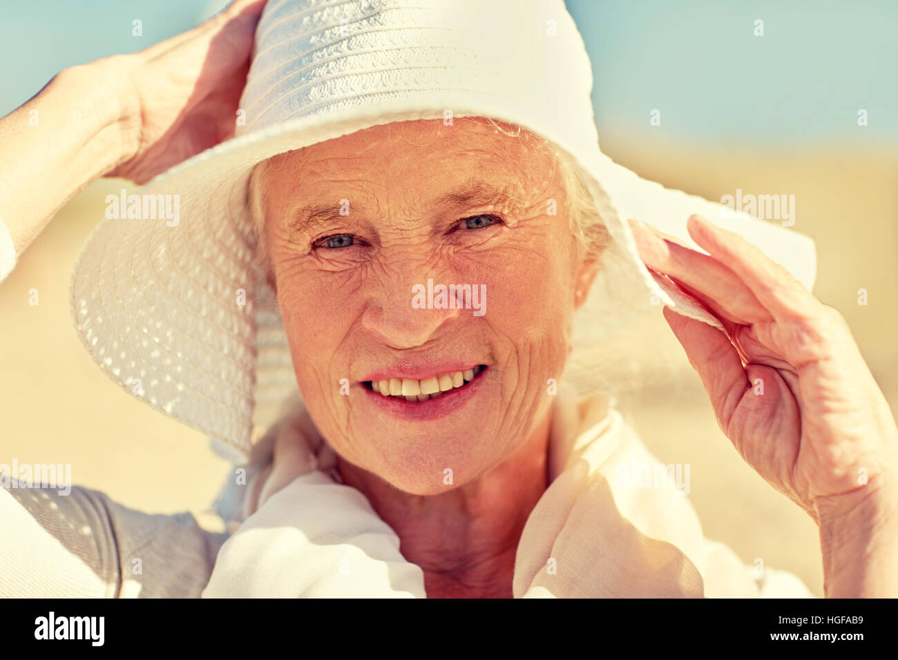 Mature woman sun hat smiling beach hi-res stock photography and images -  Alamy