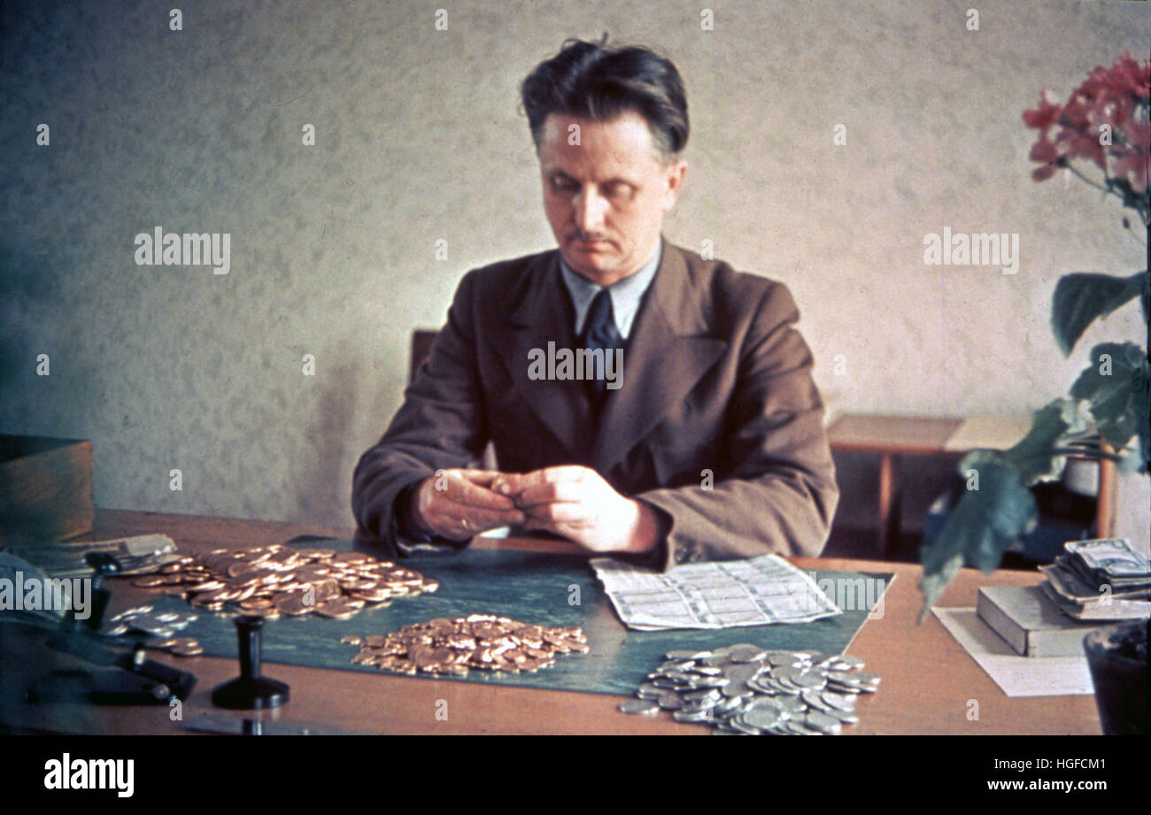 Ghetto Lodz, Litzmannstadt, Walter Genewein, Financial Director of the ghetto administration in Lodz, Litzmannstadt, counting his money, Poland, 1942, World War II, Stock Photo