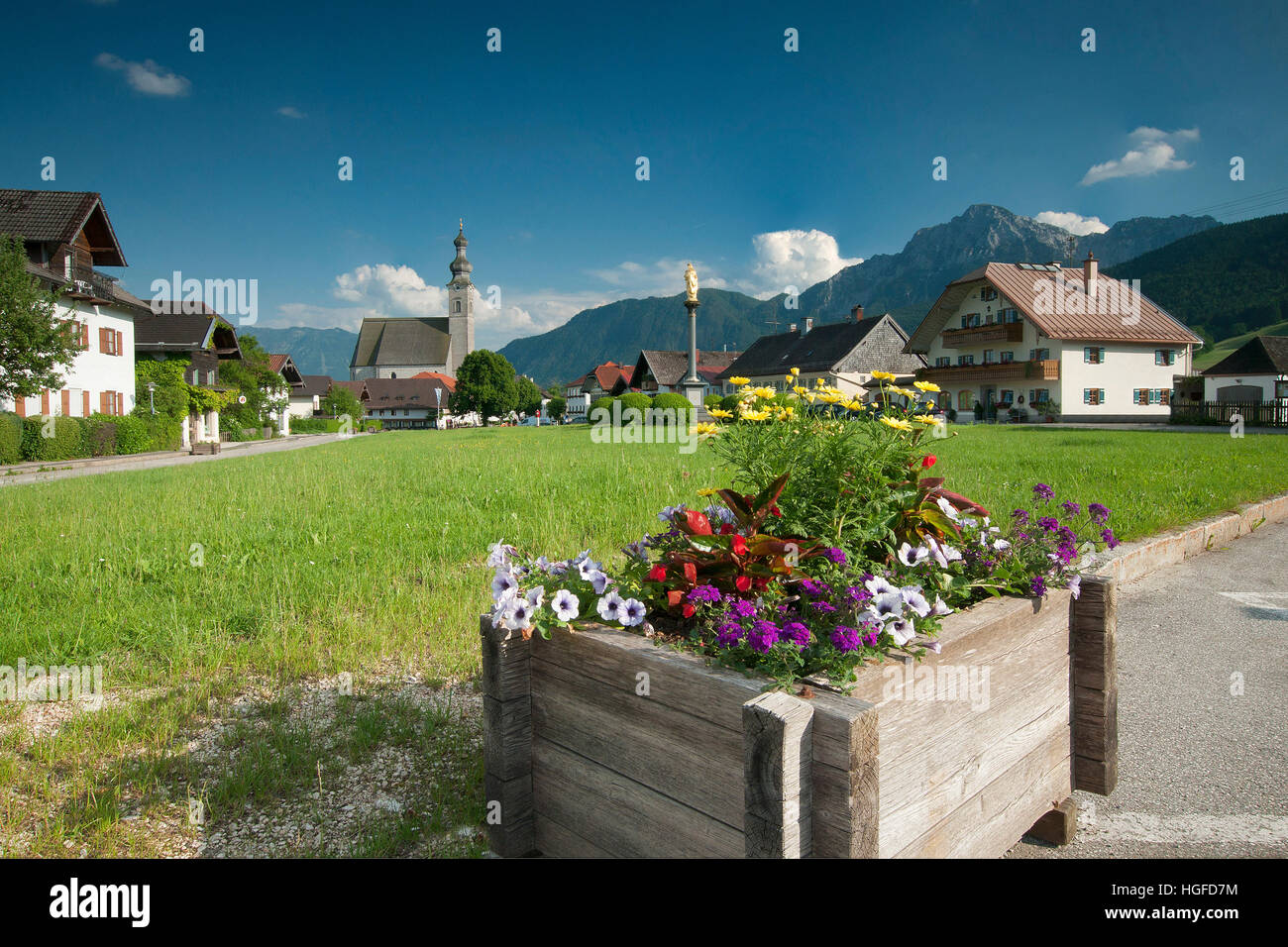 Village square with Mary and the church of the Assumption of Mary  in Anger in the Berchtesgaden area with the Hochstaufen in the background Stock Photo
