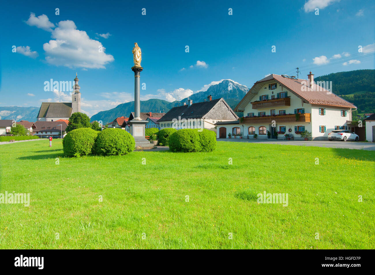 Village square with Mary and church of the Assumption of Mary  in Anger in the Berchtesgaden area with the Hochstaufen in the background Stock Photo