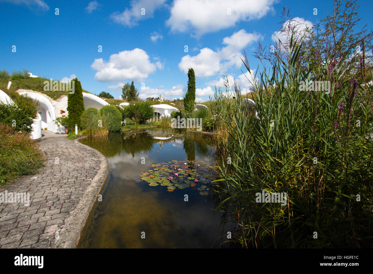 earth houses with Teich Stock Photo