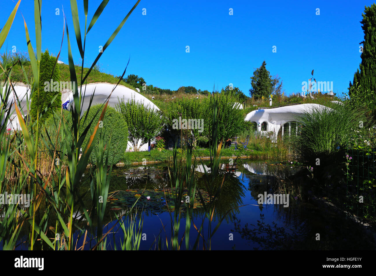 earth houses with Teich Stock Photo