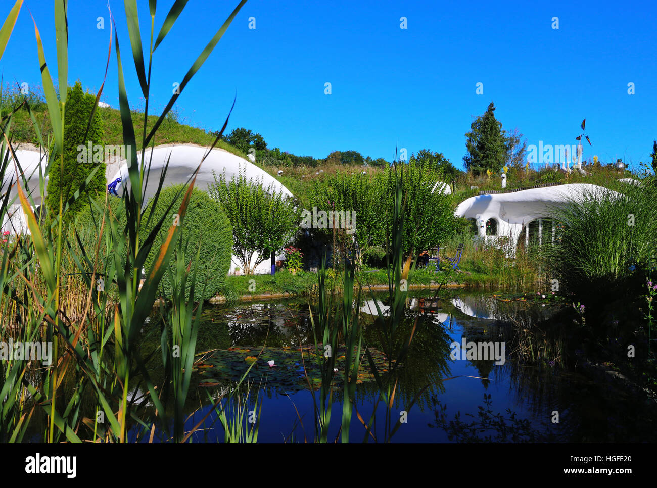 earth houses with Teich Stock Photo