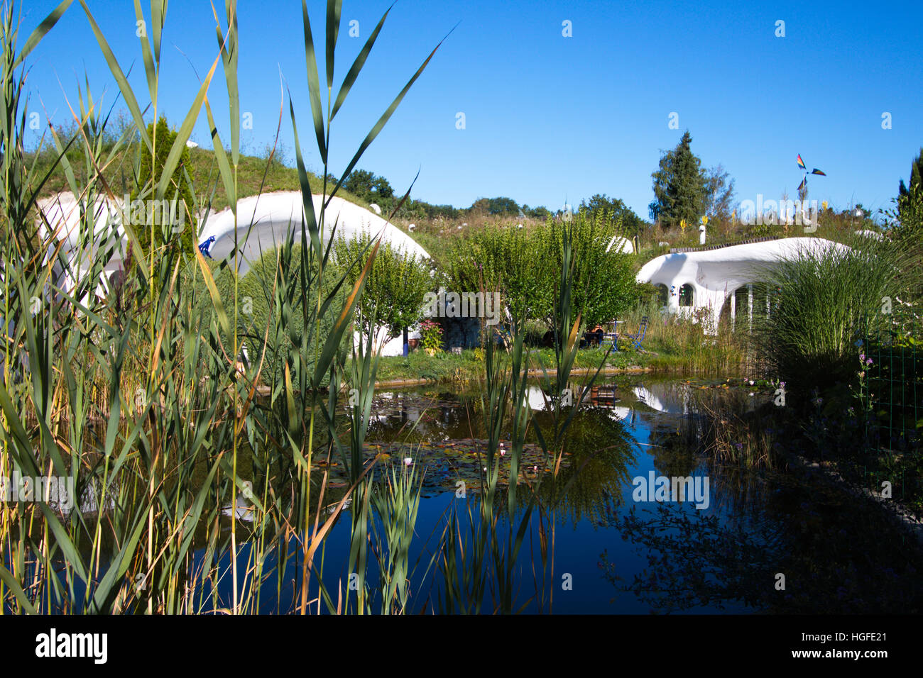 earth houses with Teich Stock Photo