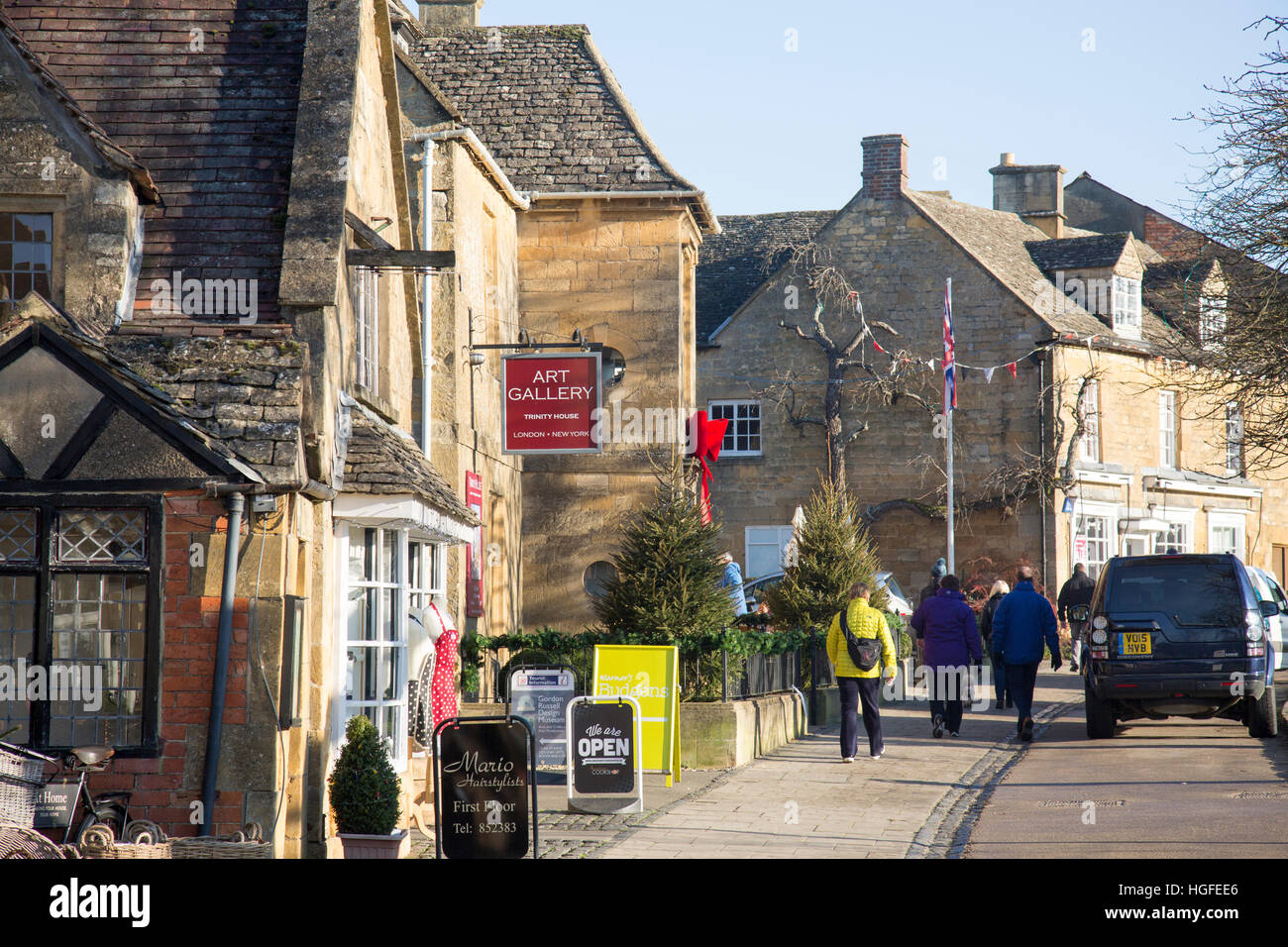 Broadway cotswolds high street hi-res stock photography and images - Alamy