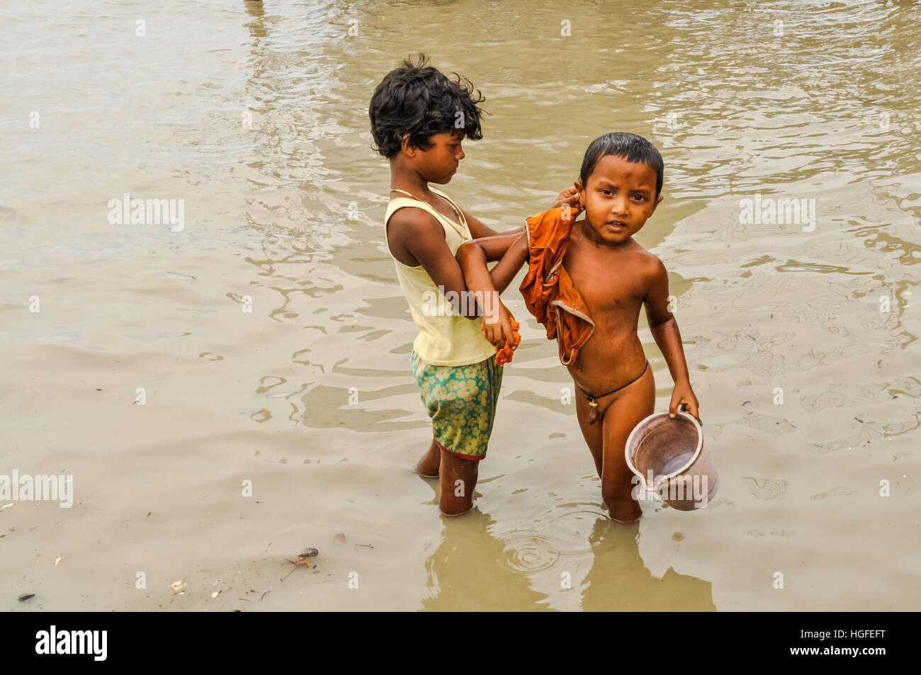 Негритята купаются. Купание детей Африка. Индийские дети купаются в реке. Купание мальчишек в Индии. Дети купаются в реке.
